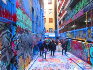 26.08.2013 hommikul oli see tänav üleni sinine, kui mina sinna jõudsin kaks nädalat hiljem, olid kunstnikud teinud juba oma töö. Aadress: Rutledge lane, Melbourne CBD. Tegelikult püsis see pind puhta sinisena ainult 45 minutit, siis olid juba uued kunstnikud kohal ja hakkasid uuesti maalingutega pihta. Pinna siniseks värvimise idee oligi luua kunstnikele uut pinda.